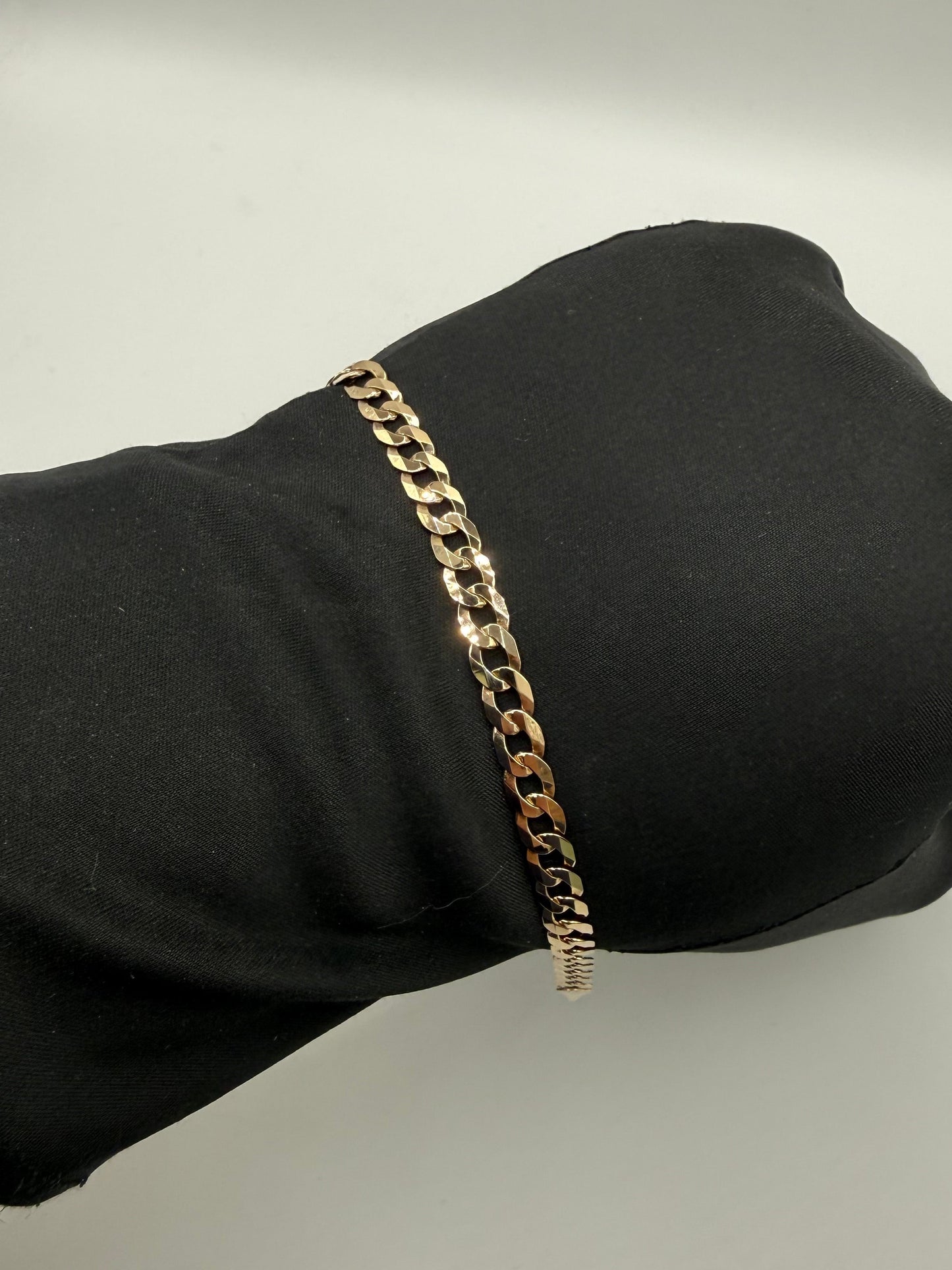 9ct gold curb bracelet - 8.5”